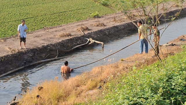 Đồng Tháp: Người đàn ông có biểu hiện lạ, đập phá tại nút giao cao tốc- Ảnh 2. Đồng Tháp: Người đàn ông có biểu hiện lạ, đập phá tại nút giao cao tốc- Ảnh 2.