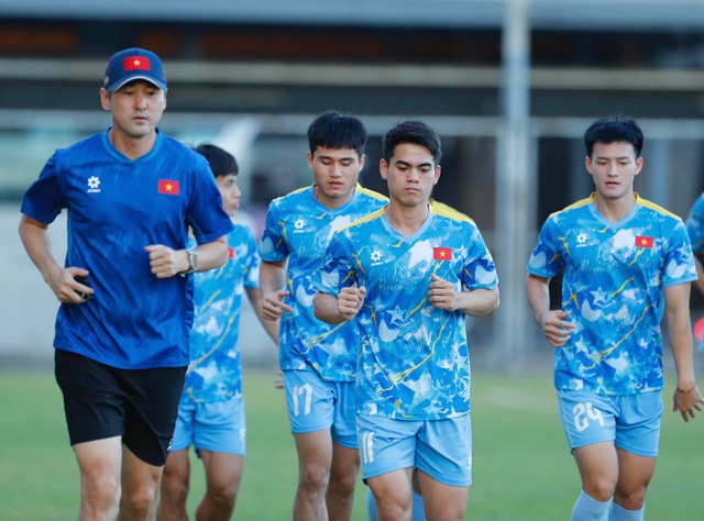 HLV Kim Sang-sik bất ngờ gọi ri&ecirc;ng L&yacute; Đức, U.23 Việt Nam c&oacute; g&igrave; lạ trước chung kết?- Ảnh 2.