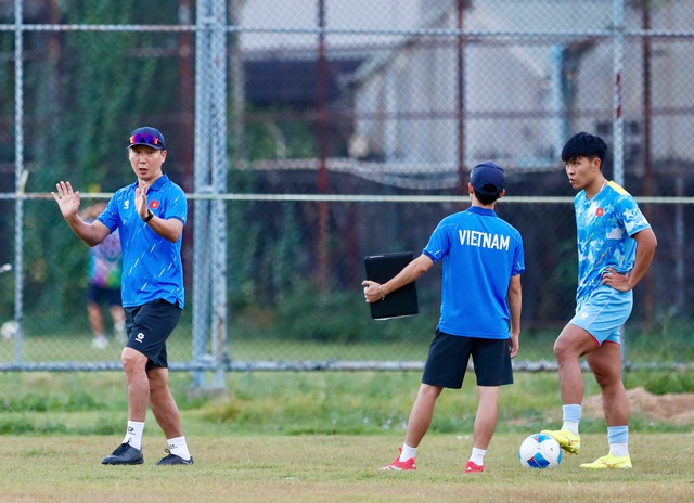 HLV Kim Sang-sik bất ngờ gọi ri&ecirc;ng L&yacute; Đức, U.23 Việt Nam c&oacute; g&igrave; lạ trước chung kết?- Ảnh 7.