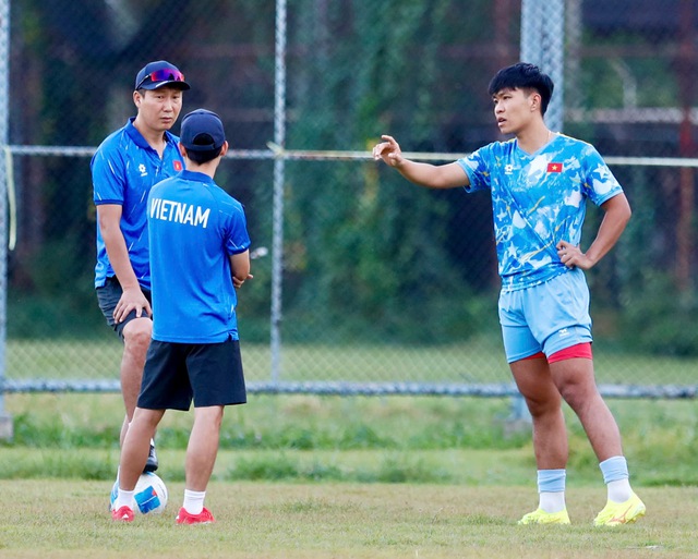 HLV Kim Sang-sik bất ngờ gọi ri&ecirc;ng L&yacute; Đức, U.23 Việt Nam c&oacute; g&igrave; lạ trước chung kết?- Ảnh 6.