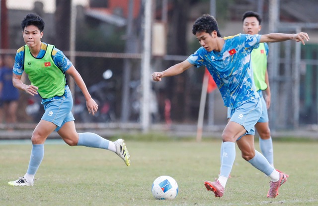 HLV Kim Sang-sik bất ngờ gọi ri&ecirc;ng L&yacute; Đức, U.23 Việt Nam c&oacute; g&igrave; lạ trước chung kết?- Ảnh 5.