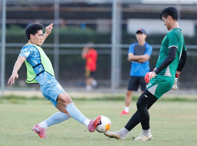 HLV Kim Sang-sik bất ngờ gọi ri&ecirc;ng L&yacute; Đức, U.23 Việt Nam c&oacute; g&igrave; lạ trước chung kết?- Ảnh 4.
