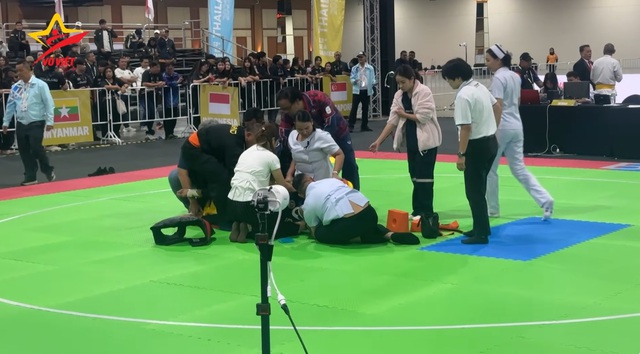 V&otilde; sĩ chủ nh&agrave; lao mặt v&agrave;o c&uacute; đ&aacute; để ăn vạ, pencak silat Việt Nam bị xử thua tức tưởi- Ảnh 2.