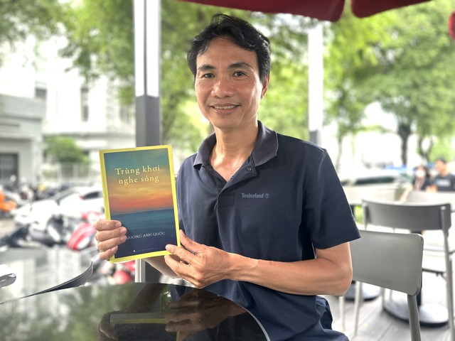 Nhà văn Trương Anh Quốc nhận giải thưởng Hội Nhà văn TP.HCM với 'Trùng khơi nghe sóng'- Ảnh 1. Nhà văn Trương Anh Quốc nhận giải thưởng Hội Nhà văn TP.HCM với 'Trùng khơi nghe sóng'- Ảnh 1.