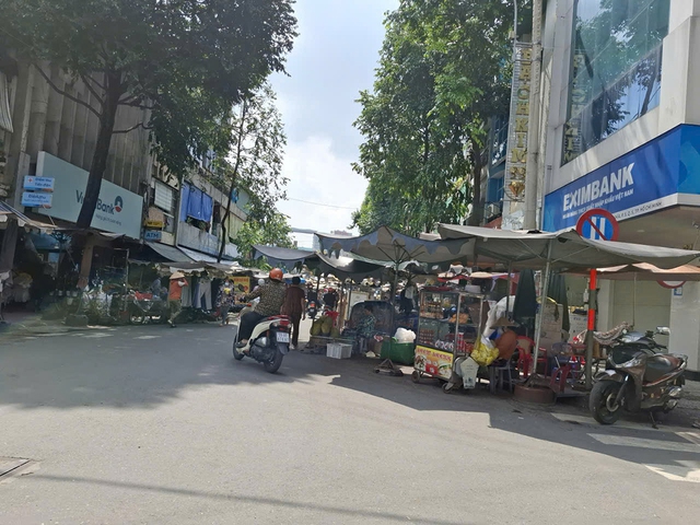 Buôn bán lấn chiếm lòng lề đường - Ảnh 1.