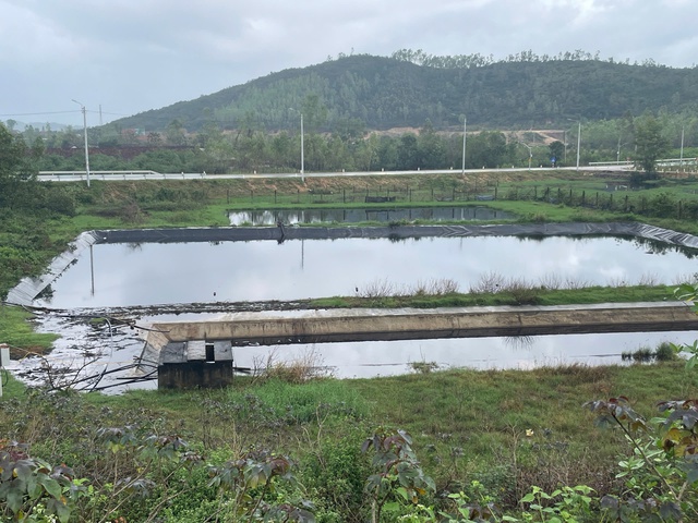 Nước thải b&atilde;i r&aacute;c chảy tr&agrave;n ra suối, người d&acirc;n lo ngại &ocirc; nhiễm- Ảnh 5.