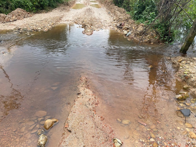 Nước thải b&atilde;i r&aacute;c chảy tr&agrave;n ra suối, người d&acirc;n lo ngại &ocirc; nhiễm- Ảnh 1.