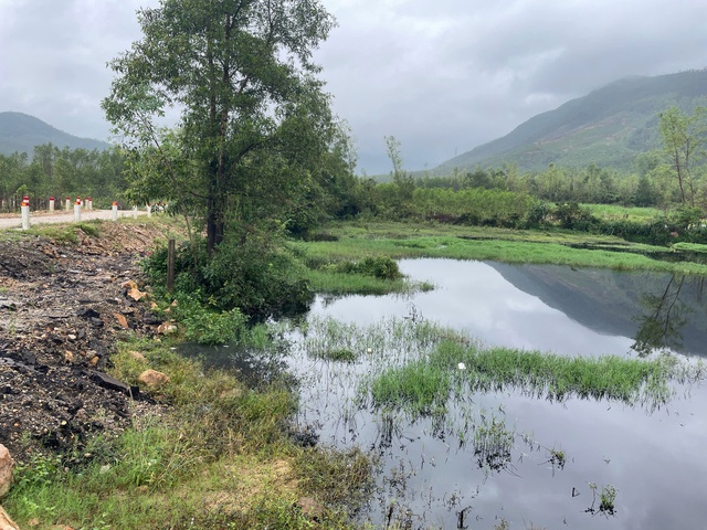 Nước thải b&atilde;i r&aacute;c chảy tr&agrave;n ra suối, người d&acirc;n lo ngại &ocirc; nhiễm- Ảnh 2.