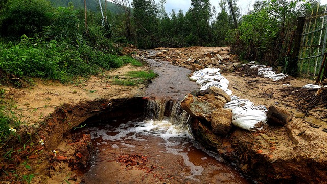 Nước thải b&atilde;i r&aacute;c chảy tr&agrave;n ra suối, người d&acirc;n lo ngại &ocirc; nhiễm- Ảnh 3.