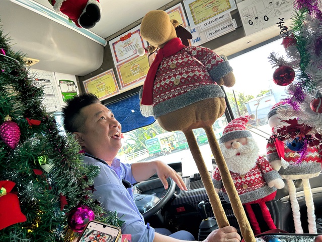 Độc lạ chiếc xe buýt trang trí Noel, tiếp viên phát kẹo miễn phí cho khách - Ảnh 13.