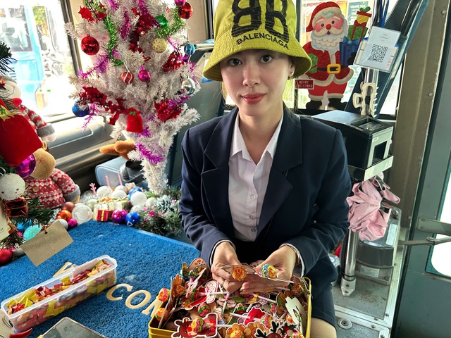 Độc lạ chiếc xe buýt trang trí Noel, tiếp viên phát kẹo miễn phí cho khách - Ảnh 6.