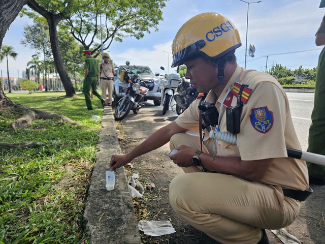 Kiểm tra nồng độ cồn, ma t&uacute;y t&agrave;i xế xe kh&aacute;ch tr&ecirc;n quốc lộ 51 - Ảnh 3.