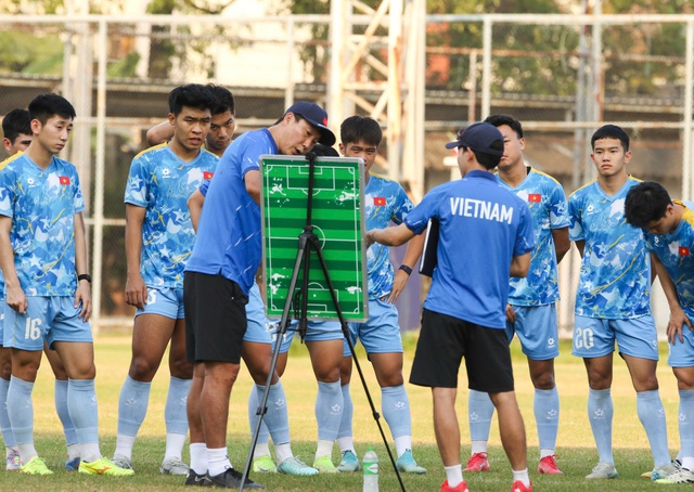 U.23 Việt Nam hoàn hảo thể lực và trí lực, thầy Kim chốt bài hạ gục 'Voi Chiến'- Ảnh 1. U.23 Việt Nam hoàn hảo thể lực và trí lực, thầy Kim chốt bài hạ gục 'Voi Chiến'- Ảnh 1.