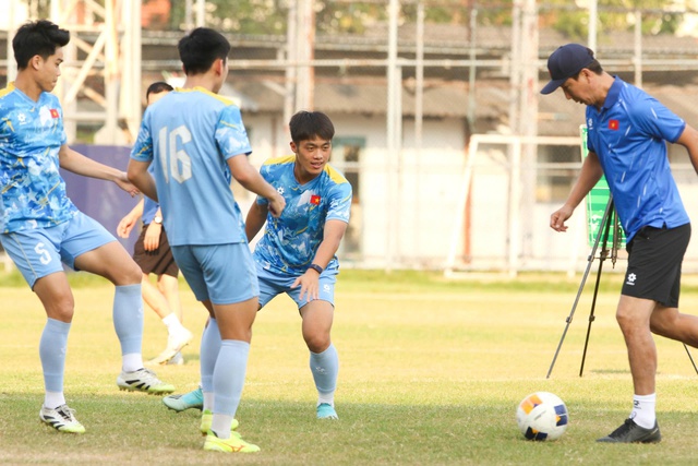 U.23 Việt Nam hoàn hảo thể lực và trí lực, thầy Kim chốt bài hạ gục 'Voi Chiến'- Ảnh 4. U.23 Việt Nam hoàn hảo thể lực và trí lực, thầy Kim chốt bài hạ gục 'Voi Chiến'- Ảnh 4.