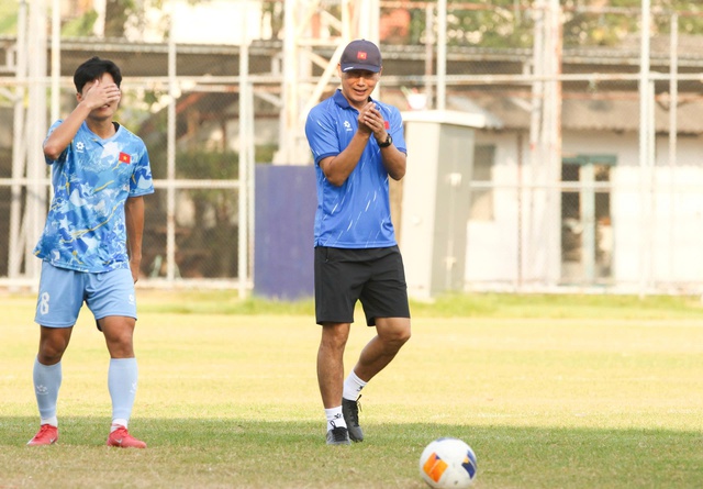 U.23 Việt Nam hoàn hảo thể lực và trí lực, thầy Kim chốt bài hạ gục 'Voi Chiến'- Ảnh 5. U.23 Việt Nam hoàn hảo thể lực và trí lực, thầy Kim chốt bài hạ gục 'Voi Chiến'- Ảnh 5.