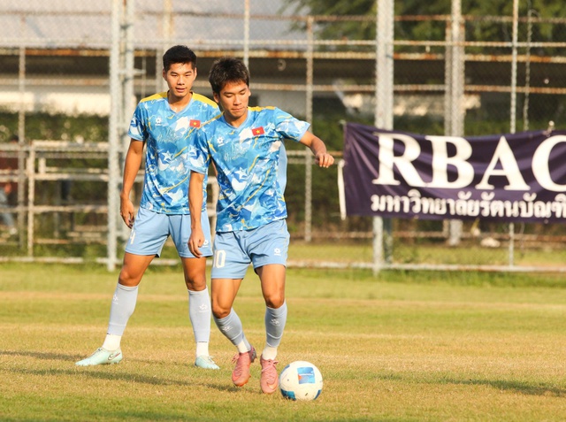 U.23 Việt Nam hoàn hảo thể lực và trí lực, thầy Kim chốt bài hạ gục 'Voi Chiến'- Ảnh 7. U.23 Việt Nam hoàn hảo thể lực và trí lực, thầy Kim chốt bài hạ gục 'Voi Chiến'- Ảnh 7.