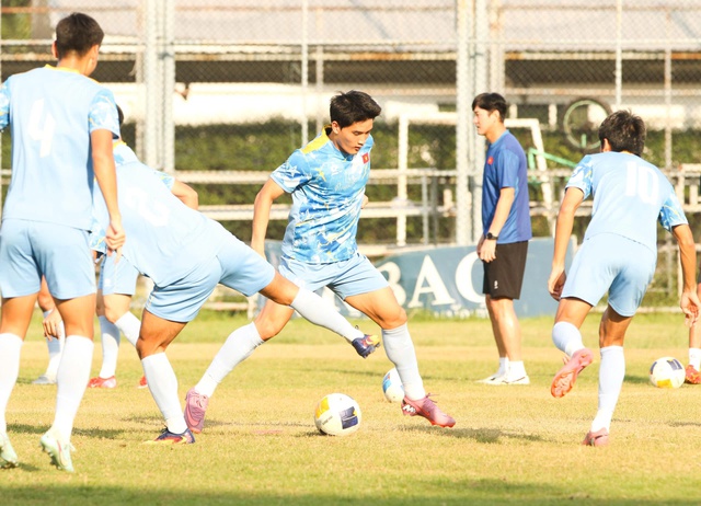 U.23 Việt Nam hoàn hảo thể lực và trí lực, thầy Kim chốt bài hạ gục 'Voi Chiến'- Ảnh 8. U.23 Việt Nam hoàn hảo thể lực và trí lực, thầy Kim chốt bài hạ gục 'Voi Chiến'- Ảnh 8.
