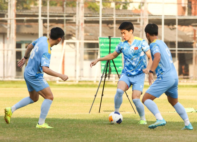 U.23 Việt Nam hoàn hảo thể lực và trí lực, thầy Kim chốt bài hạ gục 'Voi Chiến'- Ảnh 10. U.23 Việt Nam hoàn hảo thể lực và trí lực, thầy Kim chốt bài hạ gục 'Voi Chiến'- Ảnh 10.