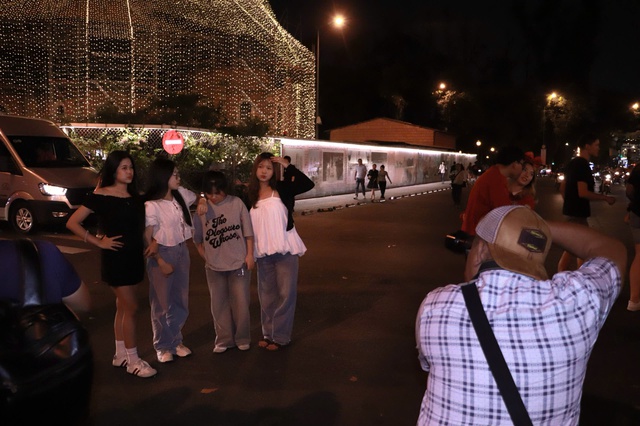 Thợ chụp ảnh thời 4.0: Chụp ảnh lấy file, 10.000 đồng/tấm ở Nh&agrave; thờ Đức B&agrave; - Ảnh 1.