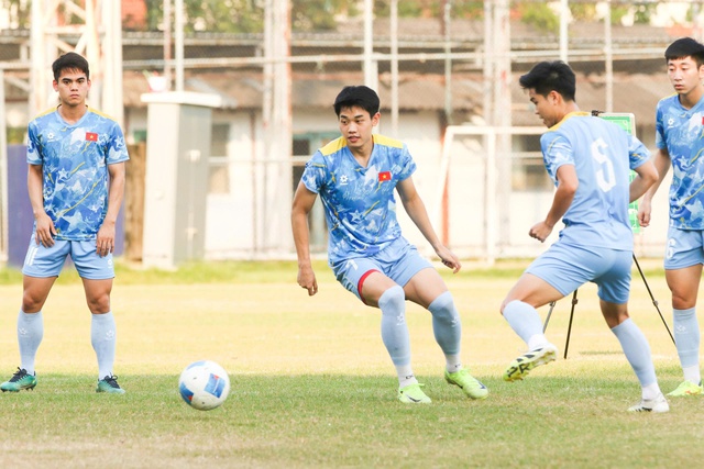 U.23 Việt Nam hoàn hảo thể lực và trí lực, thầy Kim chốt bài hạ gục 'Voi Chiến'- Ảnh 15. U.23 Việt Nam hoàn hảo thể lực và trí lực, thầy Kim chốt bài hạ gục 'Voi Chiến'- Ảnh 15.