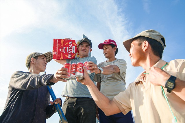 Bivina kho&aacute;c &aacute;o tết mới: Vẫn vị bia &ecirc;m đằm, vẫn tinh thần miền biển bền bỉ- Ảnh 2.