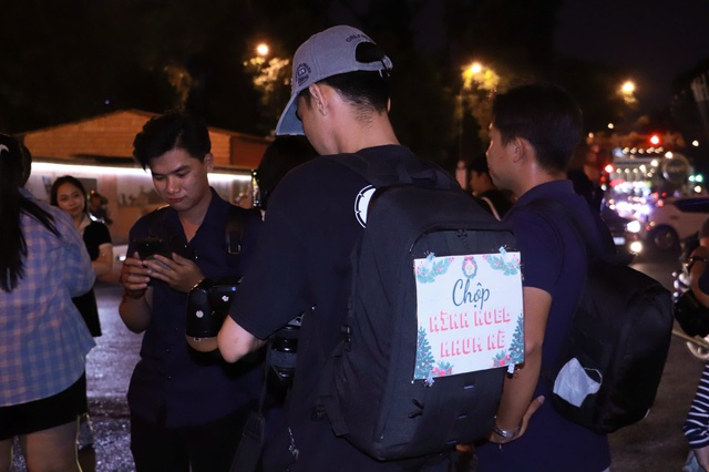 Thợ chụp ảnh thời 4.0: Chụp ảnh lấy file, 10.000 đồng/tấm ở Nh&agrave; thờ Đức B&agrave; - Ảnh 2.