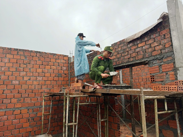 Chiến dịch Quang Trung: Người trẻ TP.Đà Nẵng khẩn trương xây dựng lại nhà cho dân - Ảnh 2. Chiến dịch Quang Trung: Người trẻ TP.Đà Nẵng khẩn trương xây dựng lại nhà cho dân - Ảnh 2.