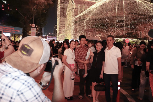 Thợ chụp ảnh thời 4.0: Chụp ảnh lấy file, 10.000 đồng/tấm ở Nh&agrave; thờ Đức B&agrave; - Ảnh 3.