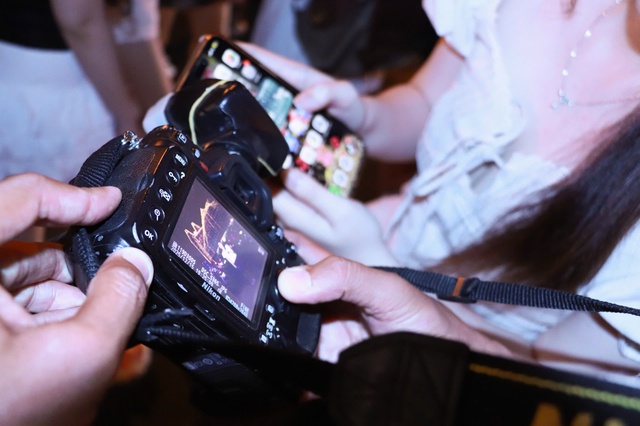 Thợ chụp ảnh thời 4.0: Chụp ảnh lấy file, 10.000 đồng/tấm ở Nh&agrave; thờ Đức B&agrave; - Ảnh 4.