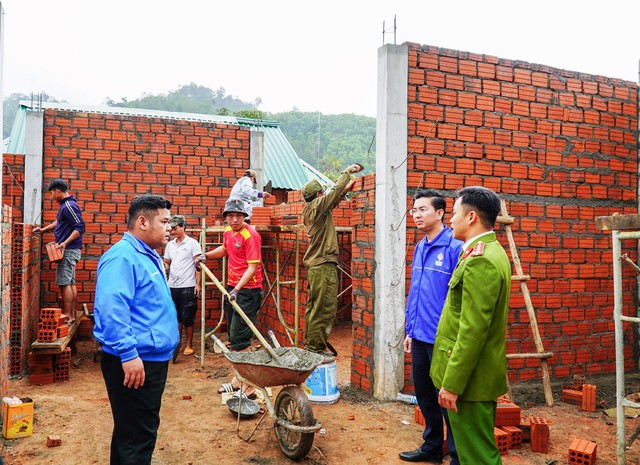 Chiến dịch Quang Trung: Người trẻ TP.Đà Nẵng khẩn trương xây dựng lại nhà cho dân - Ảnh 4. Chiến dịch Quang Trung: Người trẻ TP.Đà Nẵng khẩn trương xây dựng lại nhà cho dân - Ảnh 4.