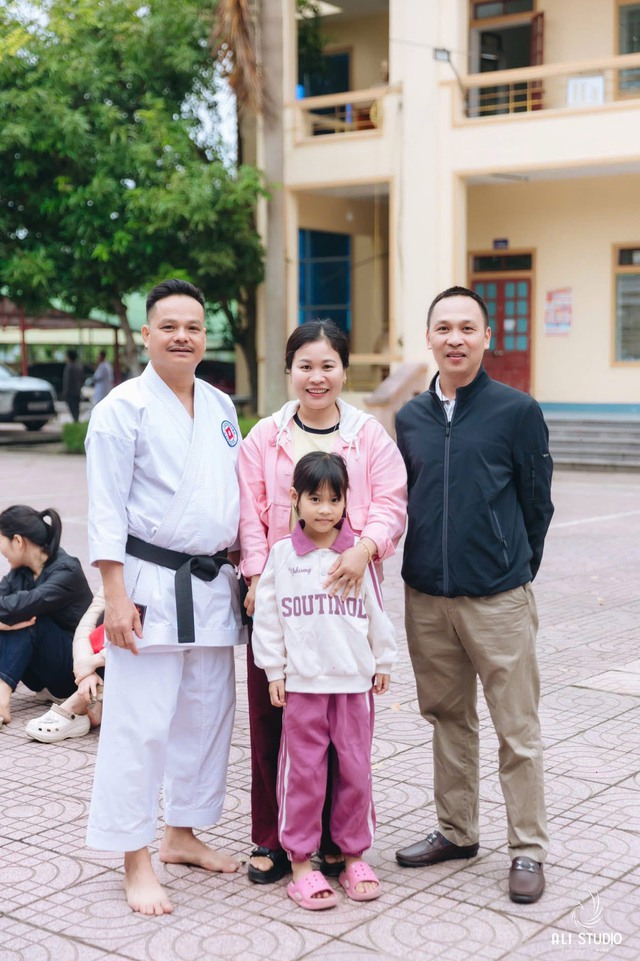 Cha c&ocirc; d&acirc;u c&ugrave;ng bạn tặng m&agrave;n m&uacute;a v&otilde; Karate 'cực chất' trong đ&aacute;m cưới con g&aacute;i - Ảnh 2.