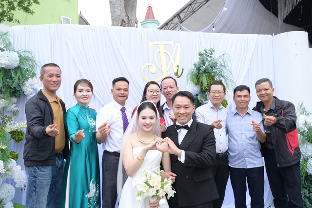 Cha c&ocirc; d&acirc;u c&ugrave;ng bạn tặng m&agrave;n m&uacute;a v&otilde; Karate 'cực chất' trong đ&aacute;m cưới con g&aacute;i - Ảnh 1.