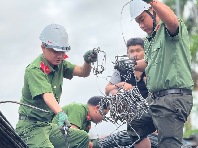 C&ocirc;ng an tỉnh Đắk Lắk tăng cường x&acirc;y nh&agrave; cho người d&acirc;n sau mưa lũ lịch sử - Ảnh 2.