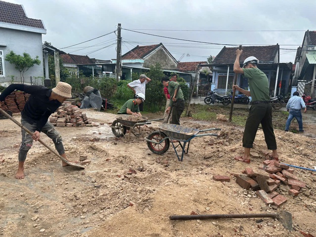 C&ocirc;ng an tỉnh Đắk Lắk tăng cường x&acirc;y nh&agrave; cho người d&acirc;n sau mưa lũ lịch sử - Ảnh 3.