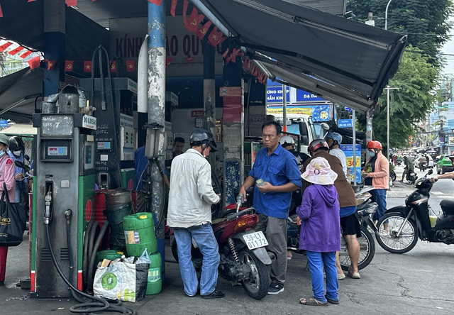 Clip rút lại xăng đã bơm vì không nhận chuyển khoản: Cách ứng xử gây tranh cãi- Ảnh 2. Clip rút lại xăng đã bơm vì không nhận chuyển khoản: Cách ứng xử gây tranh cãi- Ảnh 2.