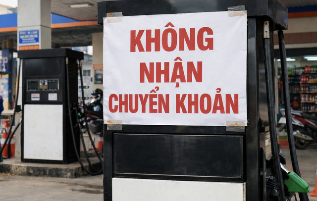 Clip rút lại xăng đã bơm vì không nhận chuyển khoản: Cách ứng xử gây tranh cãi- Ảnh 1. Clip rút lại xăng đã bơm vì không nhận chuyển khoản: Cách ứng xử gây tranh cãi- Ảnh 1.