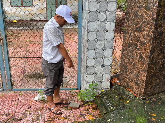 Quảng Ngãi: Tạm giam 4 tháng người đàn ông ném gạch vào mặt bé trai 12 tuổi - Ảnh 1.