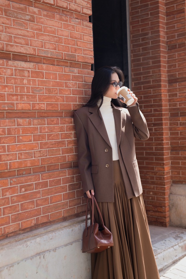 Giữ ấm nhưng vẫn thanh lịch với áo khoác blazer - Ảnh 2.