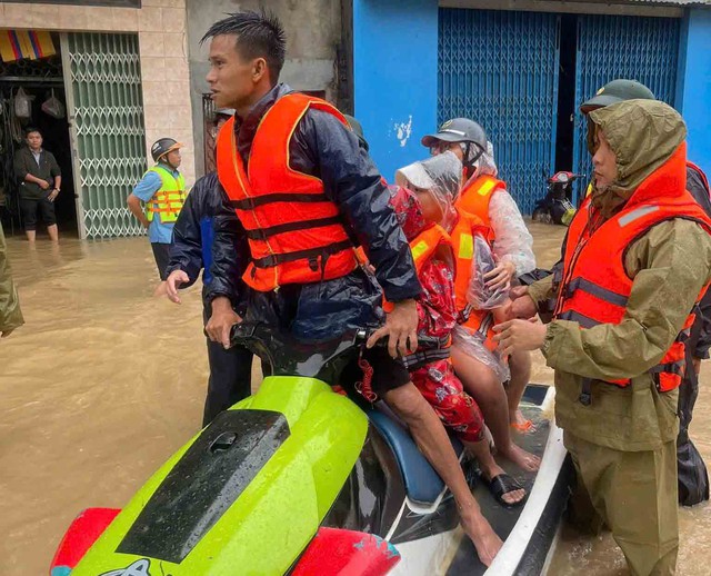 Giao lưu cùng người liều mình cứu dân trong lũ dữ- Ảnh 1. Giao lưu cùng người liều mình cứu dân trong lũ dữ- Ảnh 1.