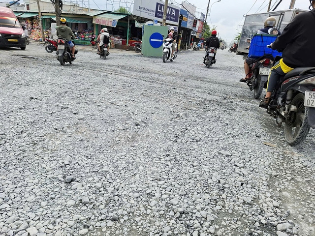 Thi công đường Lê Văn Lương kéo dài gây khó khăn cho người dân TP . HCM - Ảnh 1. Thi công đường Lê Văn Lương kéo dài gây khó khăn cho người dân TP . HCM - Ảnh 1.