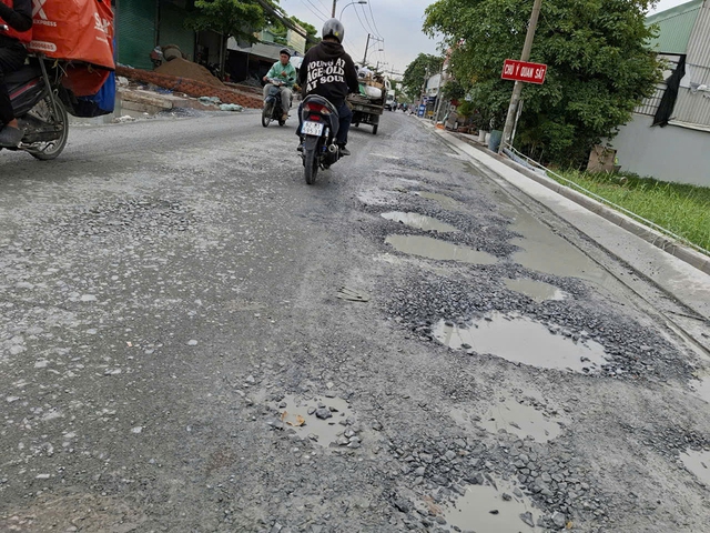 Thi công đường Lê Văn Lương kéo dài gây khó khăn cho người dân TP . HCM - Ảnh 2. Thi công đường Lê Văn Lương kéo dài gây khó khăn cho người dân TP . HCM - Ảnh 2.