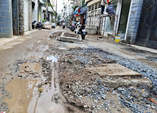 Thi công đường Lê Văn Lương kéo dài gây khó khăn cho người dân TP . HCM - Ảnh 3. Thi công đường Lê Văn Lương kéo dài gây khó khăn cho người dân TP . HCM - Ảnh 3.