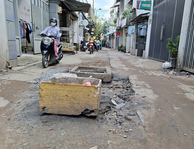 Thi công đường Lê Văn Lương kéo dài gây khó khăn cho người dân TP . HCM - Ảnh 4. Thi công đường Lê Văn Lương kéo dài gây khó khăn cho người dân TP . HCM - Ảnh 4.