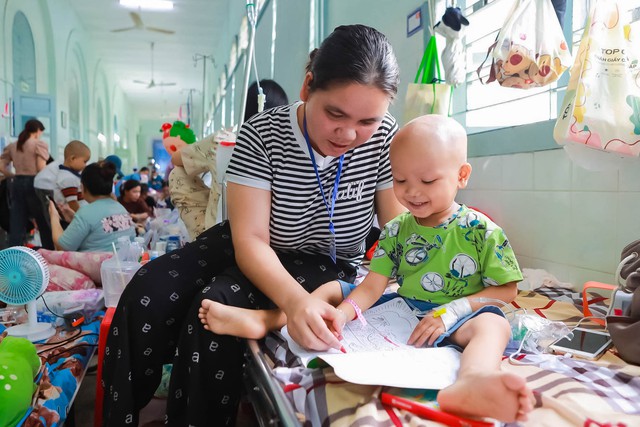Con muốn sống: B&aacute;o Thanh Ni&ecirc;n gi&uacute;p th&ecirc;m 137 triệu đồng cho c&aacute;c bệnh nhi ung thư - Ảnh 4.