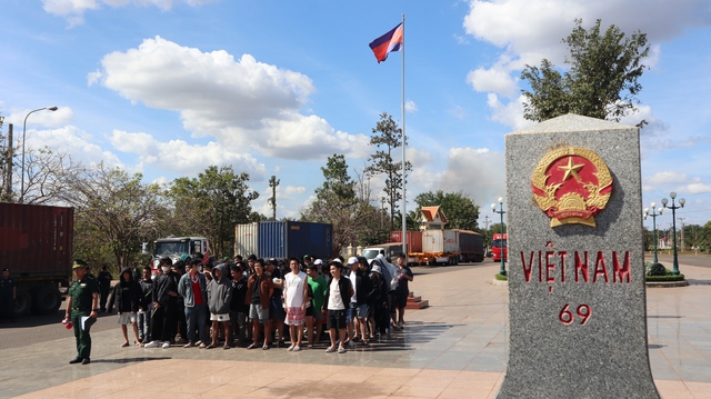 42 công dân Việt Nam chạy thoát khỏi cơ sở lừa đảo trực tuyến ở Campuchia- Ảnh 3. 42 công dân Việt Nam chạy thoát khỏi cơ sở lừa đảo trực tuyến ở Campuchia- Ảnh 3.