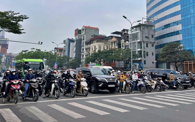 H&agrave; Nội triển khai camera AI, người đi đường &iacute;t bị 'th&uacute;c' khi đ&egrave;n đỏ c&ograve;n v&agrave;i gi&acirc;y- Ảnh 2.