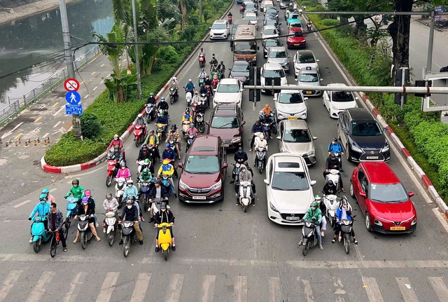 H&agrave; Nội triển khai camera AI, người đi đường &iacute;t bị 'th&uacute;c' khi đ&egrave;n đỏ c&ograve;n v&agrave;i gi&acirc;y- Ảnh 1.