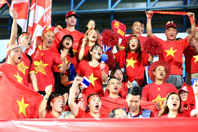 Tràn ngập cảm xúc CĐV Việt Nam: Mong đội tuyển nữ đăng quang một cách xứng đáng- Ảnh 6. Tràn ngập cảm xúc CĐV Việt Nam: Mong đội tuyển nữ đăng quang một cách xứng đáng- Ảnh 6.