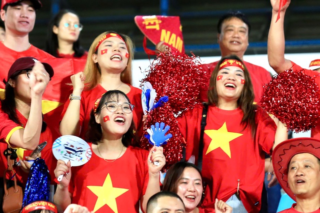 Tràn ngập cảm xúc CĐV Việt Nam: Mong đội tuyển nữ đăng quang một cách xứng đáng- Ảnh 3. Tràn ngập cảm xúc CĐV Việt Nam: Mong đội tuyển nữ đăng quang một cách xứng đáng- Ảnh 3.