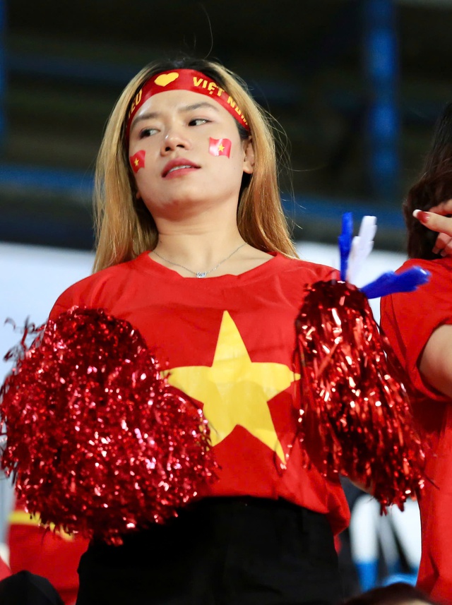 Tràn ngập cảm xúc CĐV Việt Nam: Mong đội tuyển nữ đăng quang một cách xứng đáng- Ảnh 1. Tràn ngập cảm xúc CĐV Việt Nam: Mong đội tuyển nữ đăng quang một cách xứng đáng- Ảnh 1.